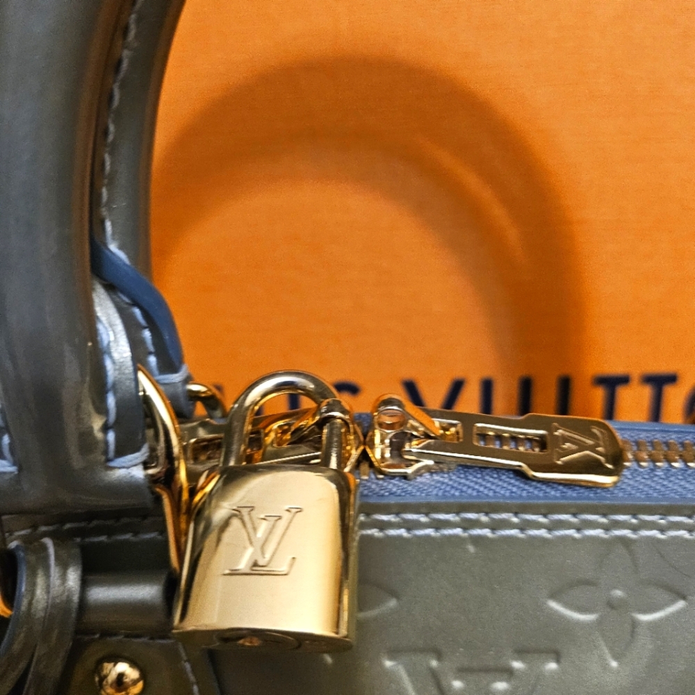 (SOLD)Authentic Louis Vuitton Vernis BB alma - Picture 7 of 12